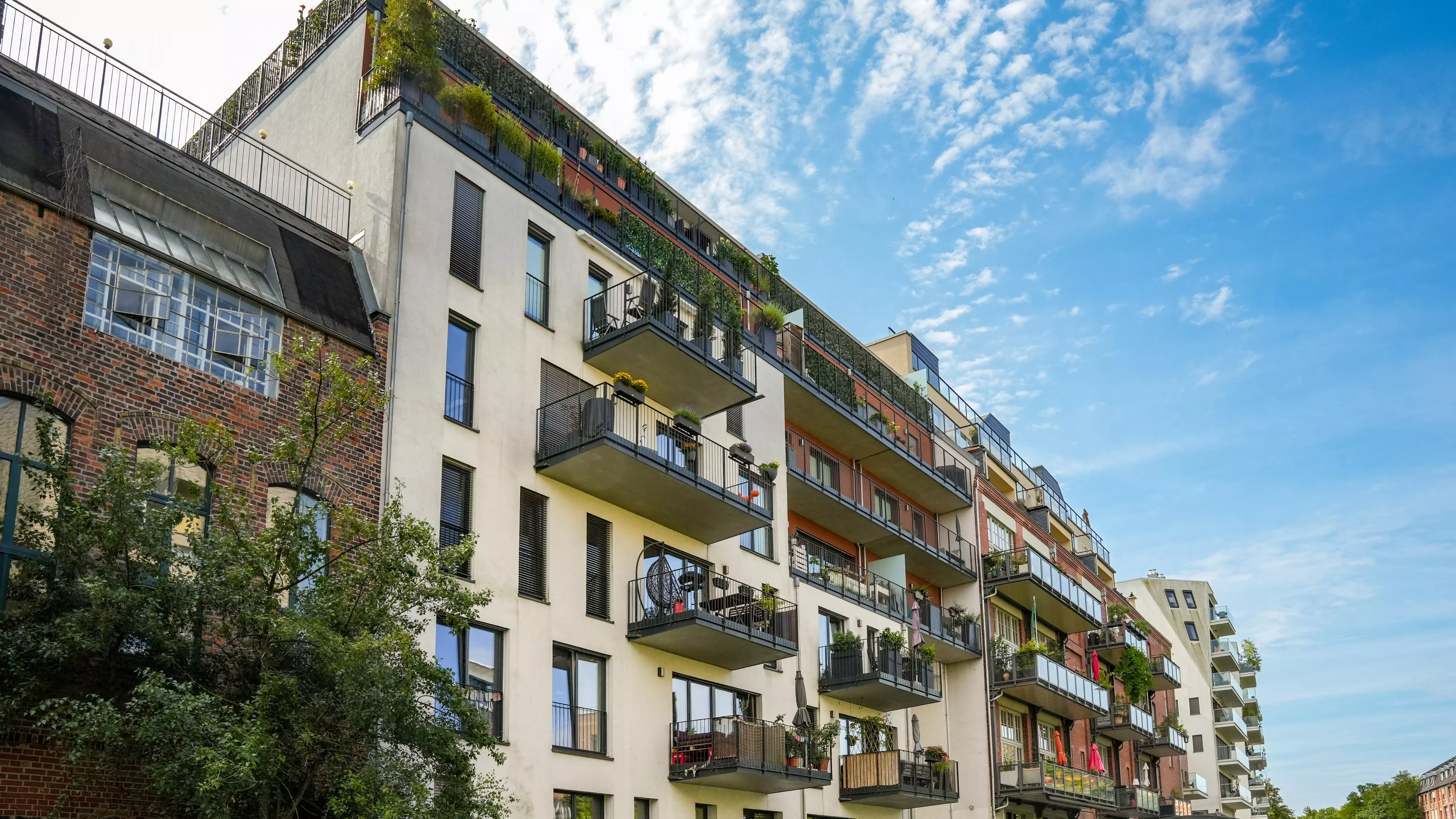 mehrfamilienhaus-gruen