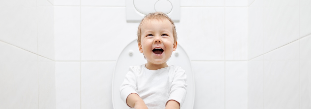 Kleinkind auf Toilette